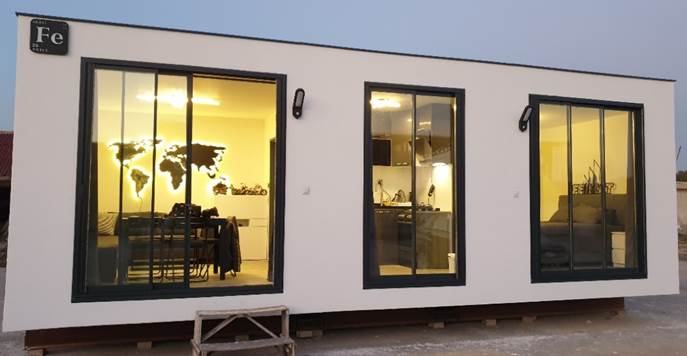 i� mekan, sahne, oda, birka� i�eren bir resim

A��klama otomatik olarak olu�turuldu